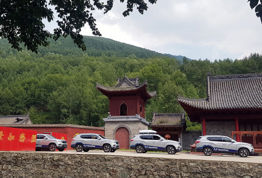 쌍용차는 지난 11일 중국 만리장성에서 시작한 G4 렉스턴 유라시아 대륙횡단의 첫 일정인 중국 횡단을 마무리했다고 21일 밝혔다. 사진은 중국 횡단 코스를 달리고 있는 G4 렉스턴의 모습.<쌍용자동차 제공>